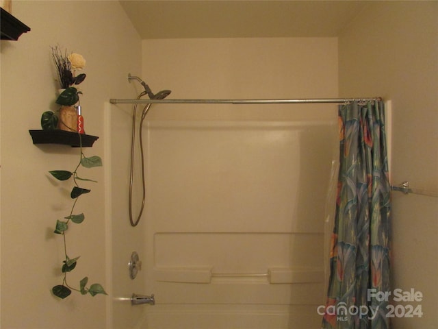 bathroom featuring shower / bathtub combination with curtain