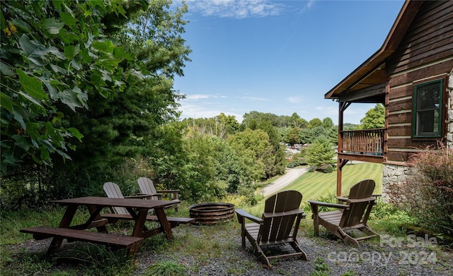 view of yard featuring a fire pit