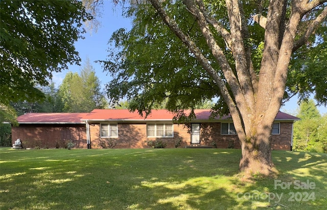 ranch-style home featuring a front yard