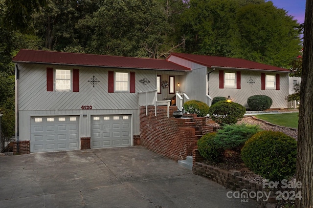 view of front facade featuring a garage