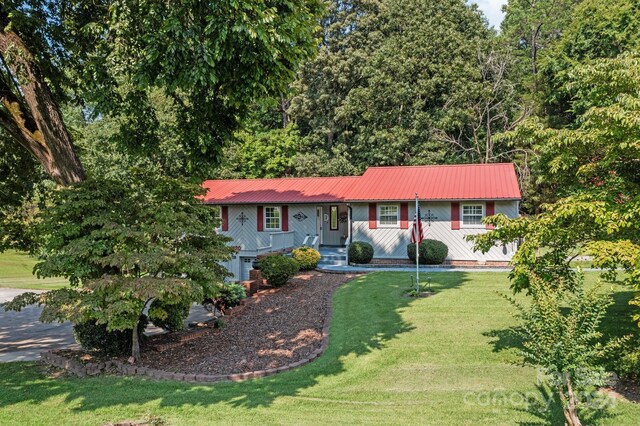 ranch-style home with a front yard