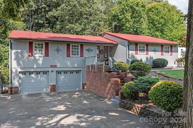 view of front facade featuring a garage