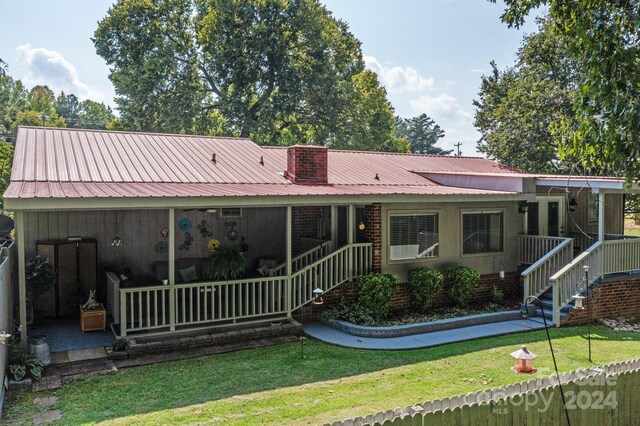 view of front of property featuring a front yard