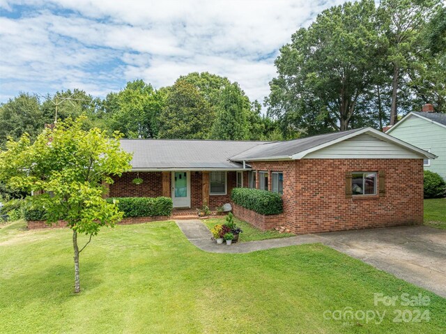 single story home with a front yard