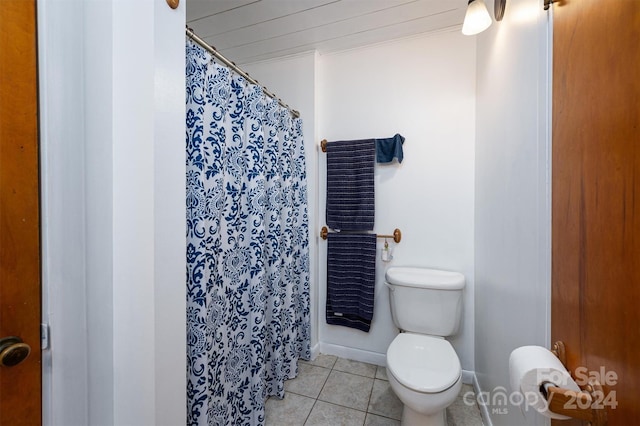 full bathroom featuring baseboards, a shower with curtain, toilet, and tile patterned floors