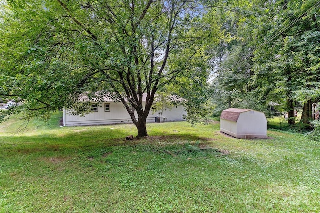 view of yard featuring an outbuilding