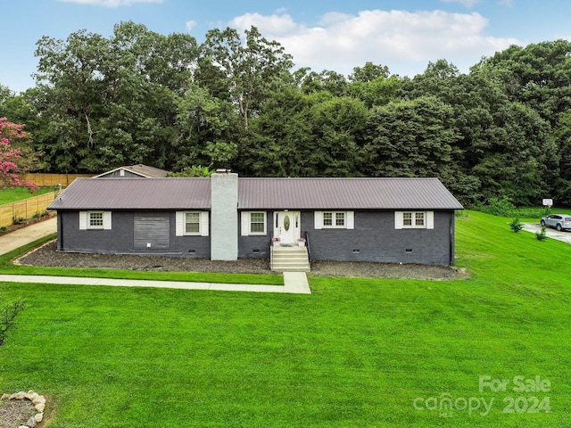 ranch-style home featuring a front lawn