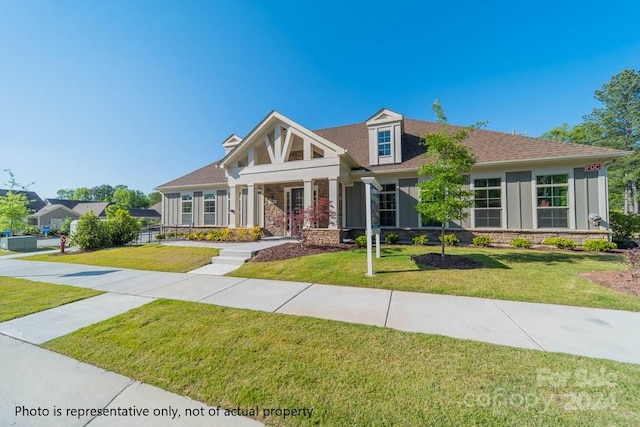 craftsman-style house featuring a front lawn