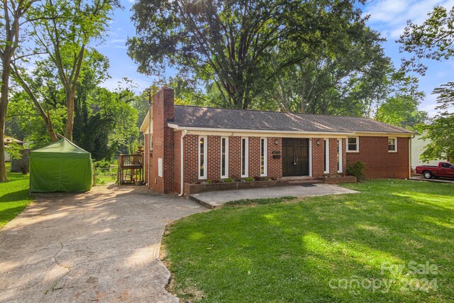 single story home with a front lawn