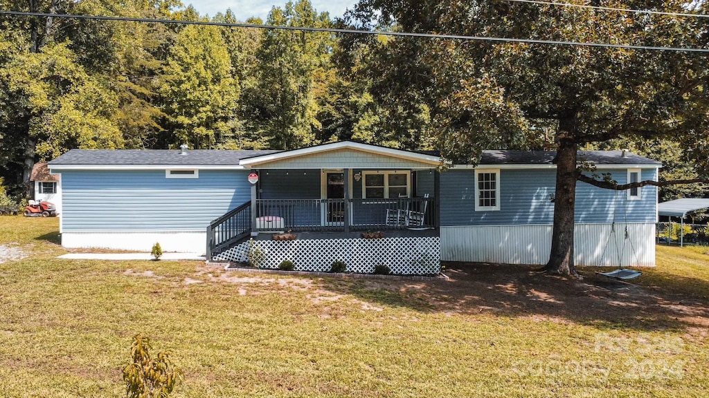 view of front facade featuring a wooden deck and a front lawn