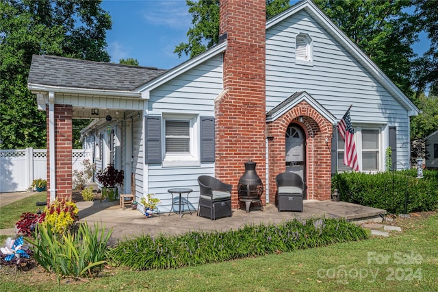 view of front of home with a front lawn and a patio