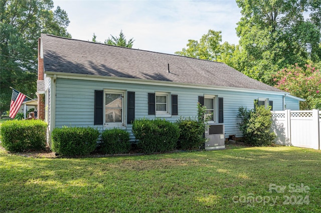 view of front of home featuring a front yard