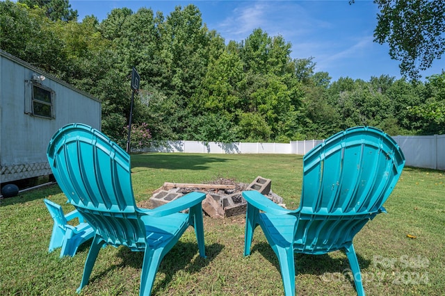 view of yard featuring an outdoor fire pit