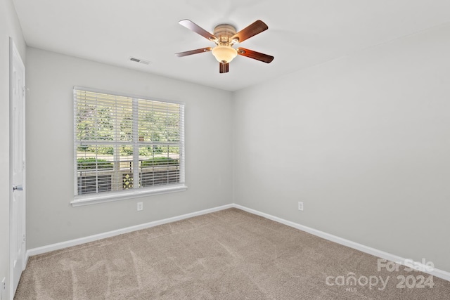 unfurnished room featuring ceiling fan and carpet