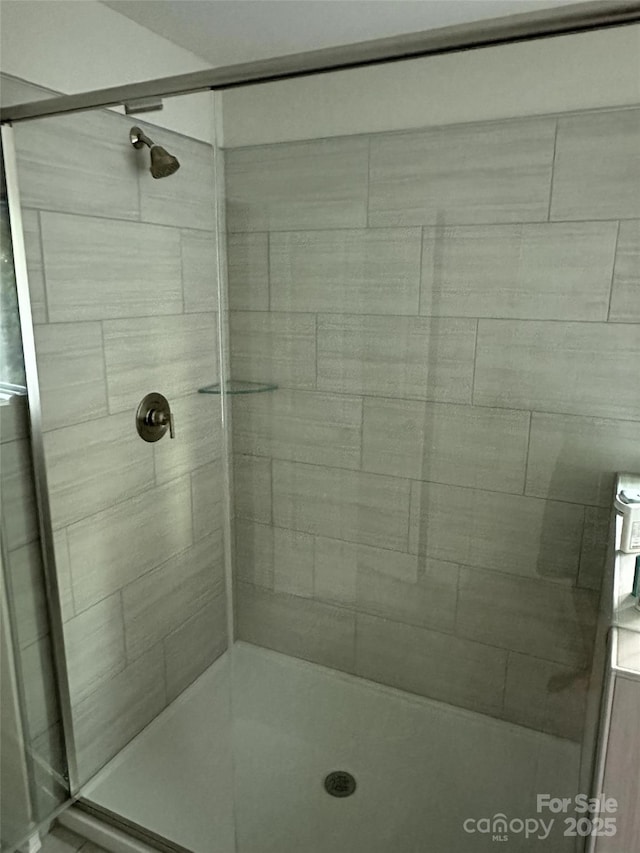 bathroom featuring tiled shower