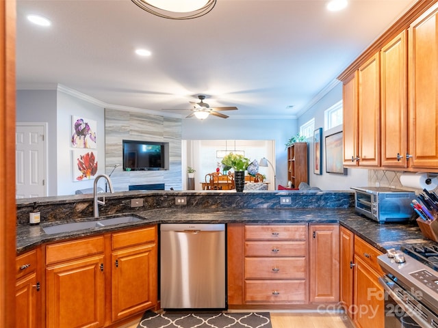 kitchen featuring stainless steel appliances, light hardwood / wood-style floors, sink, crown molding, and ceiling fan