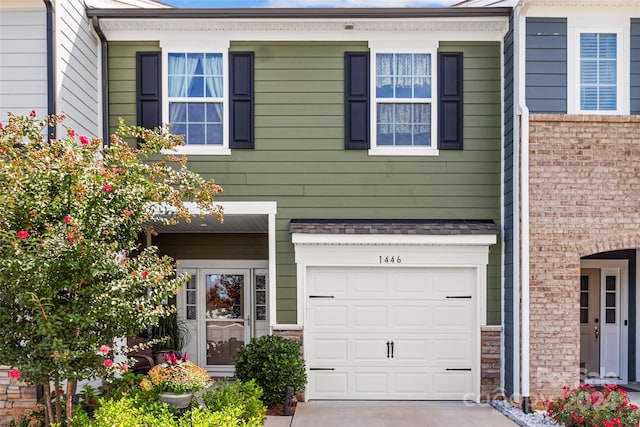 view of front facade featuring a garage