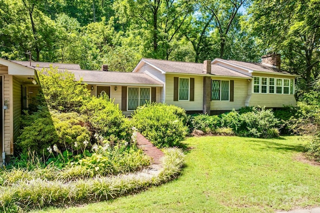 view of front of property with a front yard