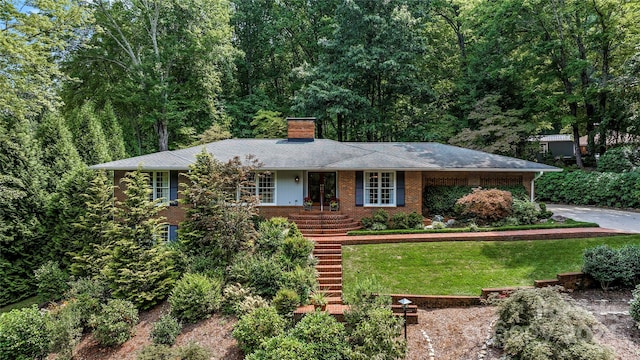 view of front of home featuring a front lawn