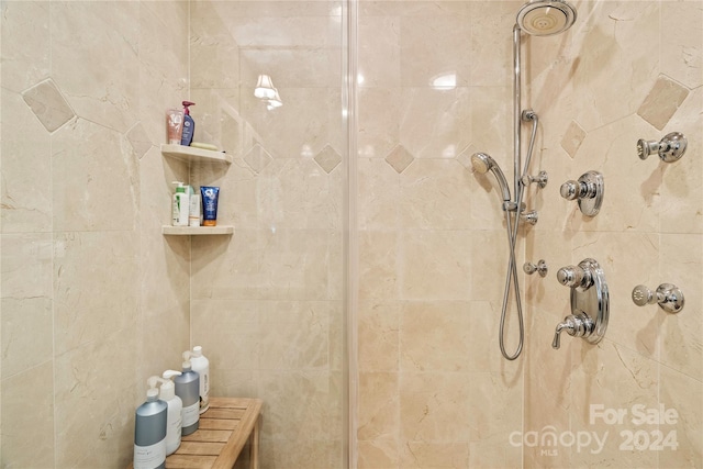 bathroom featuring a tile shower