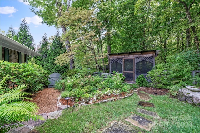 view of yard with a storage shed