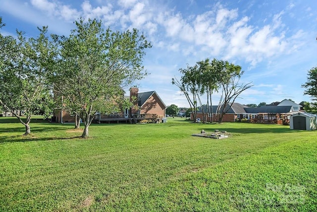 view of yard featuring a storage unit and an outdoor structure