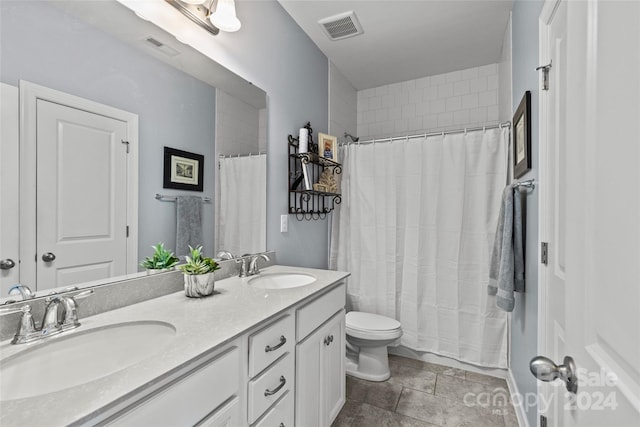 full bathroom featuring toilet, shower / tub combo with curtain, and vanity