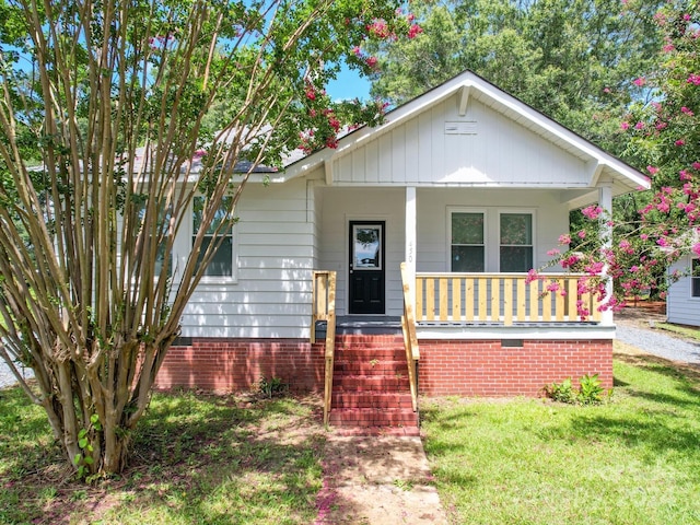 view of front facade featuring a front yard and covered porch