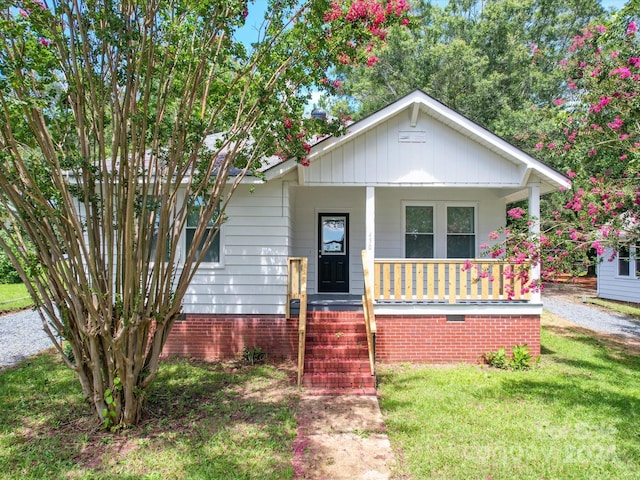 view of front of home featuring a porch and a front yard