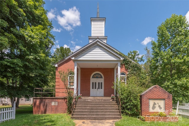 view of front facade with a front lawn