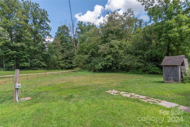 view of yard with a shed