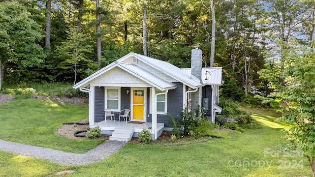 view of front facade featuring a front lawn and a porch