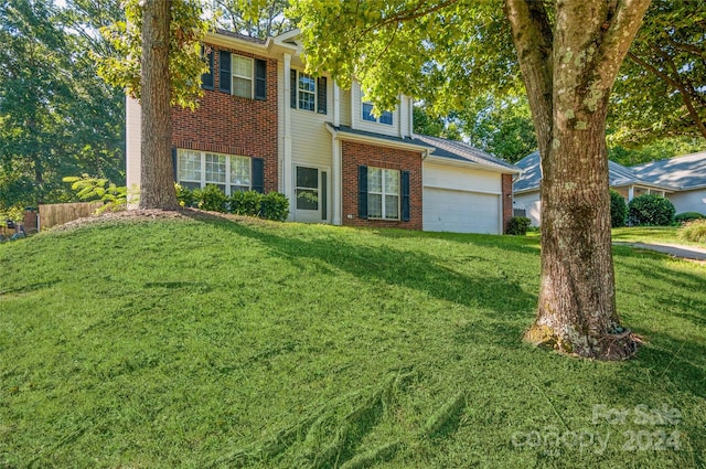 view of front facade featuring a front lawn