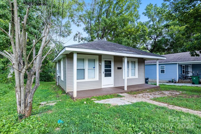 bungalow featuring a front lawn