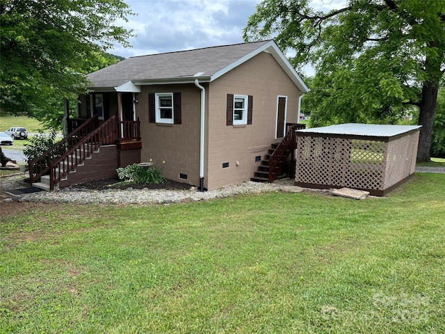 rear view of house featuring a yard