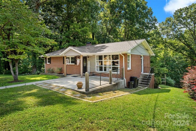 view of front of home featuring central air condition unit and a front yard