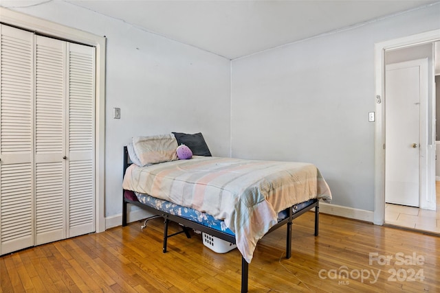 bedroom featuring baseboards and hardwood / wood-style floors