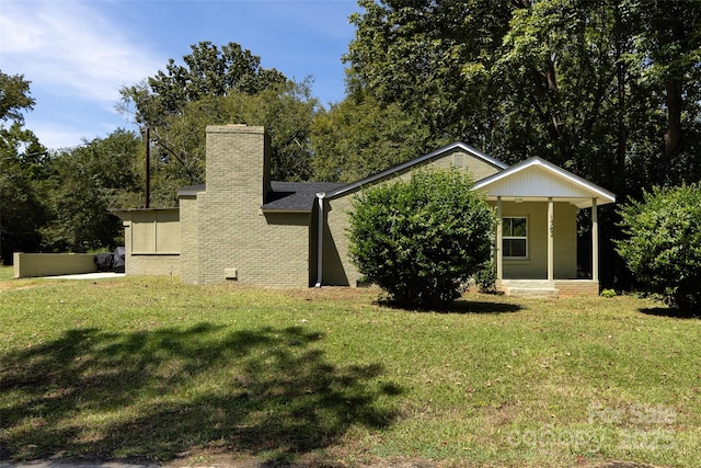 view of front of home featuring a front yard and covered porch