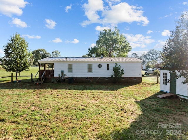 back of house featuring a yard