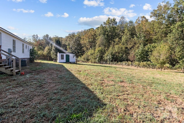 view of yard featuring a storage unit