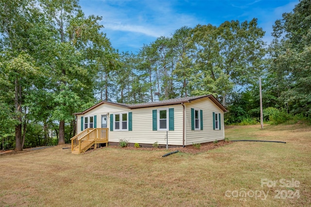 manufactured / mobile home featuring a front lawn