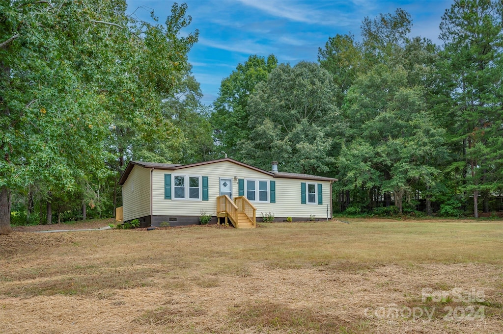 manufactured / mobile home with a front lawn