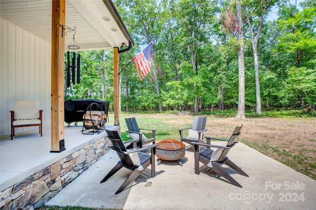 view of patio with an outdoor fire pit