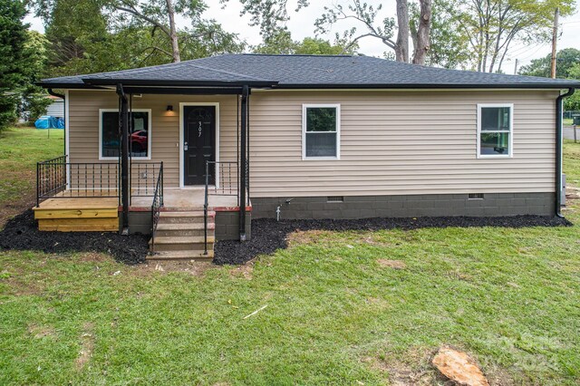 view of front of home featuring a front lawn