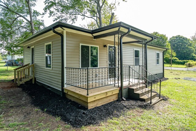 view of front facade featuring a front yard