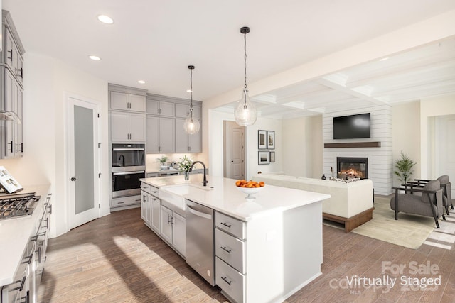 kitchen with a sink, stainless steel appliances, recessed lighting, and dark wood-style flooring