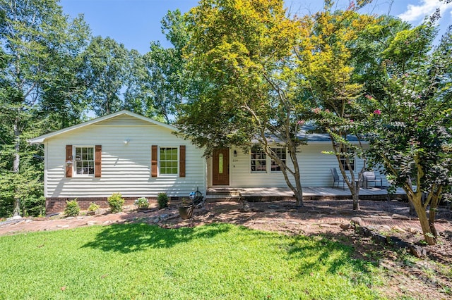 view of front of property featuring a front lawn