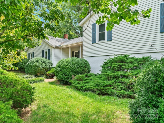 view of front of property featuring a front lawn