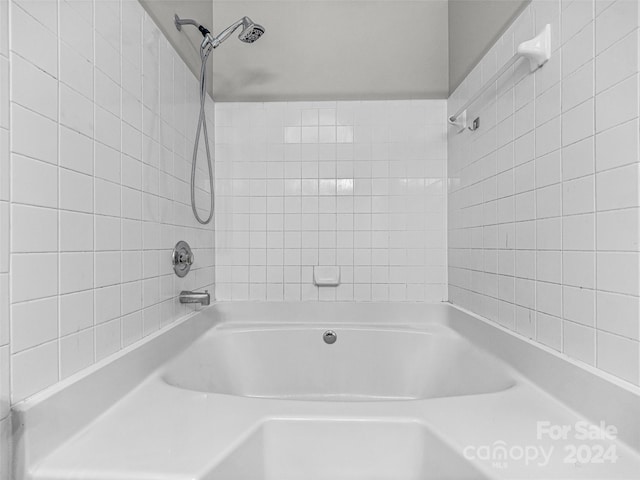 bathroom with tiled shower / bath combo