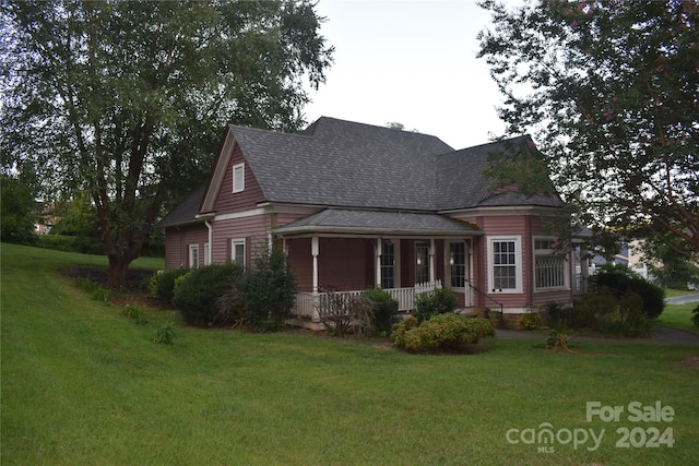 view of front facade featuring a front lawn